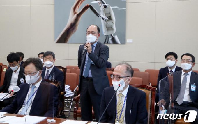 (서울=뉴스1) 성동훈 기자 = 강국현 KT Customer 부문장이 8일 서울 여의도 국회에서 열린 과학기술정보방송통신위원회의 국정감사에서 의원들의 질의에 답하고 있다. 2020.10.8/뉴스1