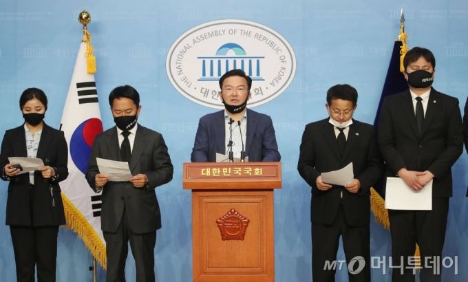 민경욱 전 미래통합당 의원이 30일 오후 서울 여의도 국회 소통관에서 대법원에 수개표 실시를 촉구하는 기자회견을 하고 있다.  2020.06.30. /사진제공=뉴시스