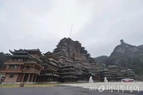 구이저우(貴州)성 두산(獨山)현의 99.9ｍ짜리 수이쓰러우(水司樓)