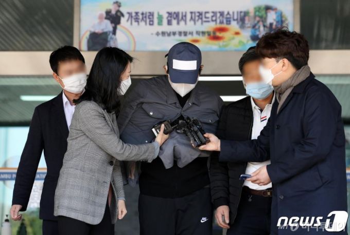 (수원=뉴스1) 이재명 기자 = 1조6000억원대 '라임 환매중단 사태'의 배후 전주(錢主)로 지목된 김봉현 전 스타모빌리티 회장이 26일 오전 경기도 수원시 영통구 수원남부경찰서에서 영장실질심사(구속 전 피의자 심문)를 받기 위해 호송차로 향하고 있다. 2020.4.26/뉴스1