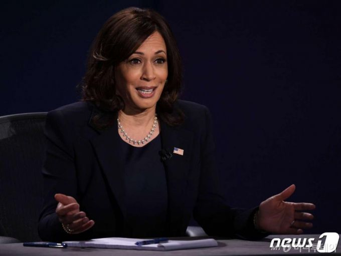 카멀라 해리스 미국 민주당 부통령 후보가 7일(현지시간) 유타주 솔트레이크시티의 유타대에서 열린 마이크 펜스 부통령과의 TV토론서 발언을 하고 있다. [솔트레이크시티 AFP=뉴스1]