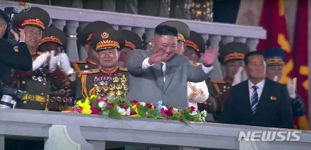 [서울=뉴시스] 박진희 기자 = 북한 조선중앙TV가 10일 오후 노동당 창건 75주년 경축 열병식을 방송하고 있다. (사진= 조선중앙TV 캡처)  2020.10.10.  photo@newsis.com