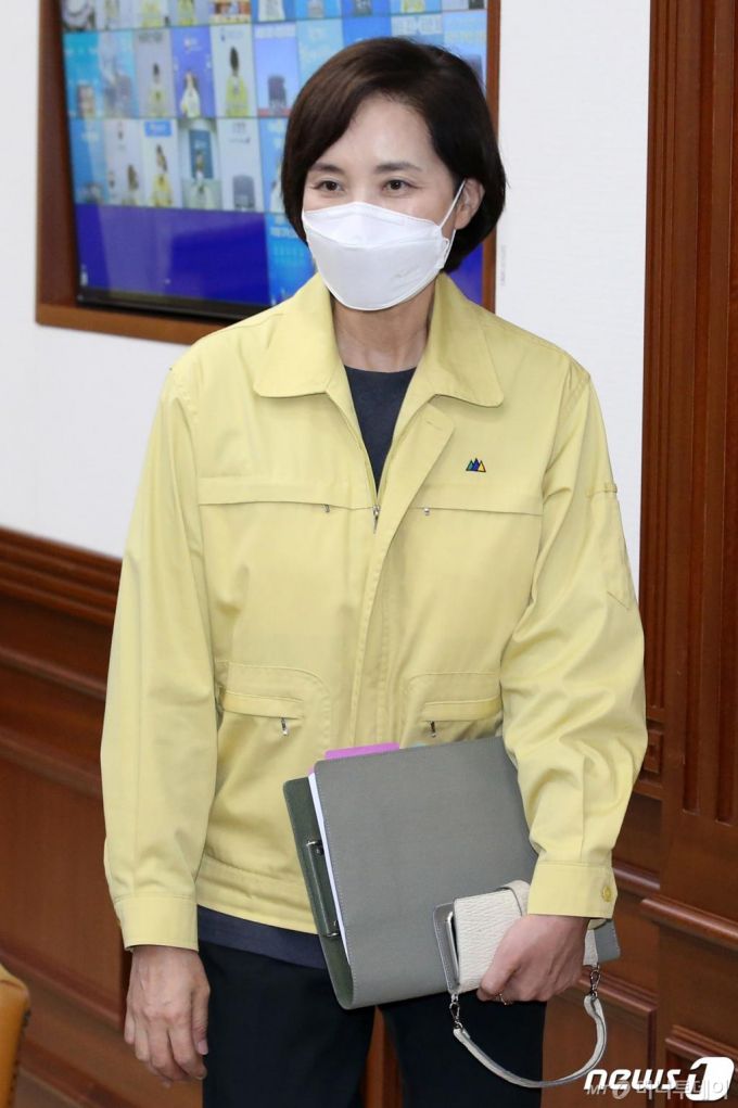 (서울=뉴스1) 허경 기자 = 유은혜 사회부총리 겸 교육부 장관이 11일 오후 서울 종로구 정부서울청사에서 열린 신종 코로나바이러스 감염증(코로나19) 대응 중앙재난안전대책본부 회의에 참석하고 있다. 2020.10.11/뉴스1