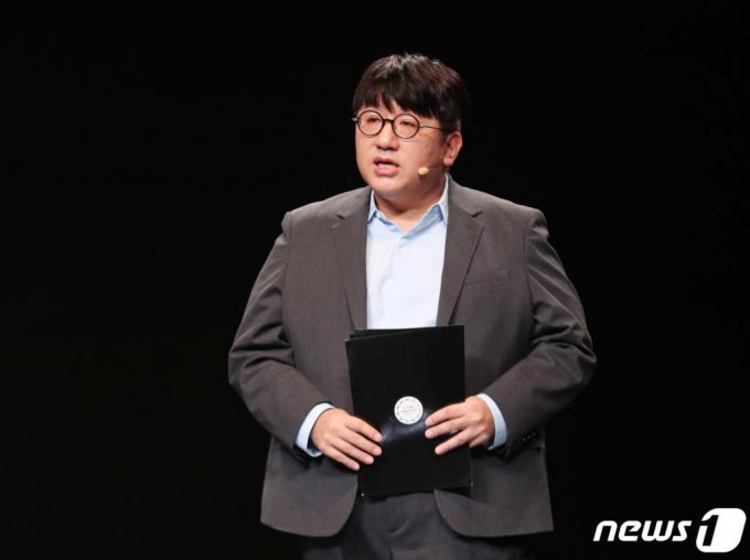 방시혁 빅히트엔터테이먼트 대표가 25일 부산 벡스코 2전시장에서 열린 2019 한-아세안 특별 정상회의 '문화혁신포럼' 행사에 참석해 발표하고 있다.(2019 한-아세안 특별정상회의 제공)2019.11.25/사진=뉴스1