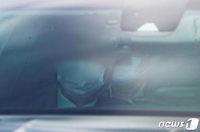 (서울=뉴스1) 이재명 기자 = 윤석열 검찰총장이 1일 오전 서울 서초구 대검찰청 청사로 출근하고 있다. 2020.9.1/뉴스1