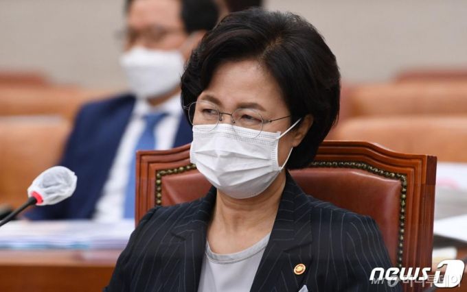 (서울=뉴스1) 신웅수 기자 = 추미애 법무부 장관이 12일 오후 서울 여의도 국회에서 열린 법제사법위원회의 법무부 등에 대한 국정감사에서 야당 의원들의 의사진행 발언을 듣고 있다. 2020.10.12/뉴스1