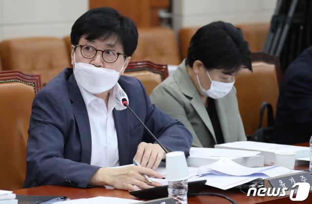 유경준 미래통합당 의원이 지난8월19일 오전 서울 여의도 국회 기재위 전체회의에서 열린 김대지 국세청장 후보자 인사청문회에서 김 후보자에게 질의를 하고 있다. / 사진제공=뉴스1