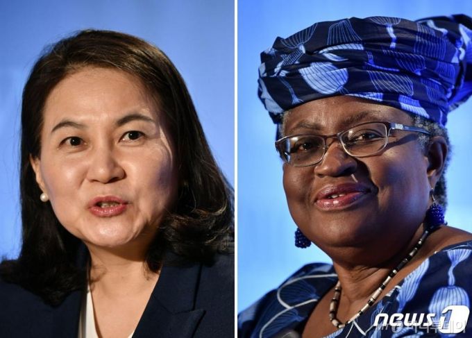 (AFP=뉴스1) 이동원 기자 = 유명희 산업통상자원부 통상교섭본부장이 세계무역기구(WTO) 사무총장 선거에서 최종 라운드에 진출했다고 블룸버그 통신이 소식통을 인용해 7일(현지시간) 보도했다. WTO 사무국은 이 같은 내용을 8일 오전 열리는 WTO의 비공식 대사급 회의에서 공식 발표할 예정이다. 유 본부장과 함께 결선에 진출한 후보는 나이지리아의 응고지 오콘조-이웰라(오른쪽) 후보다. 두 여성 후보가 나란히 최종 라운드에 진출하면서 25년 WTO 역사상 처음으로 여성 사무총장이 탄생하게 됐다.  ⓒ AFP=뉴스1