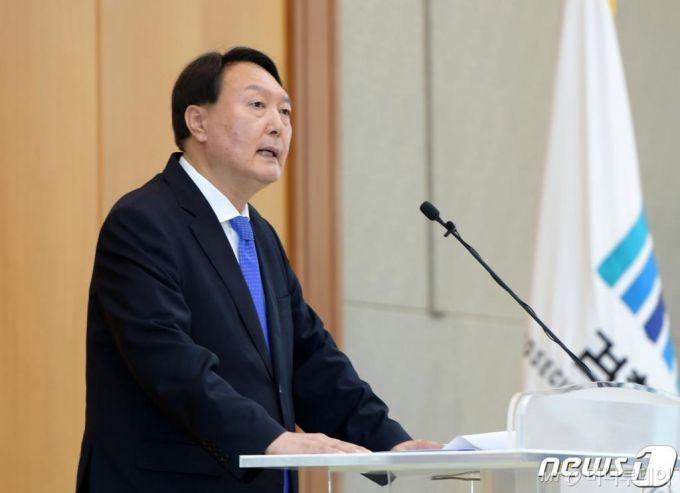 (서울=뉴스1) = 윤석열 검찰총장이 3일 서울 서초구 대검찰청에서 열린 신임 검사 신고식에서 발언하고 있다.(대검찰청 제공) 2020.8.4/뉴스1