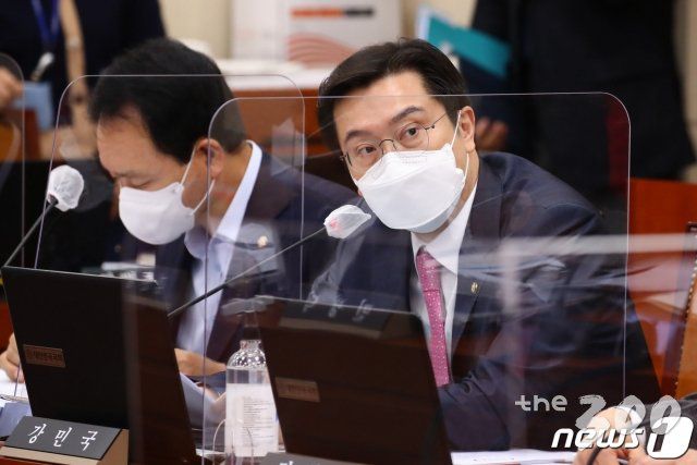 (서울=뉴스1) 신웅수 기자 = 강민국 국민의힘 의원이 12일 서울 여의도 국회에서 열린 정무위원회의 금융위원회 등에 대한 국정감사에서 질의하고 있다. 2020.10.12/뉴스1