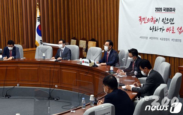 (서울=뉴스1) 박세연 기자 = 주호영 국민의힘 원내대표가 13일 오전 서울 여의도 국회에서 열린 국민의힘 원내대표단회의에서 모두 발언을 하고 있다. 2020.10.13/뉴스1