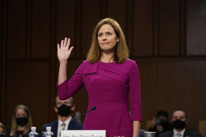 에이미 코니 배럿 미국 연방대법관 지명자가 12일(현지시간) 워싱턴 국회의사당에서 열린 인준 청문회에 참석해 선서하고 있다. 코니 배럿 지명자의 청문회 첫날은 상원 법사위원의 발언과 지명자의 인사말로 진행됐으며 청문회는 15일까지 이어진다. 2020.10.13./사진=[워싱턴=AP/뉴시스]