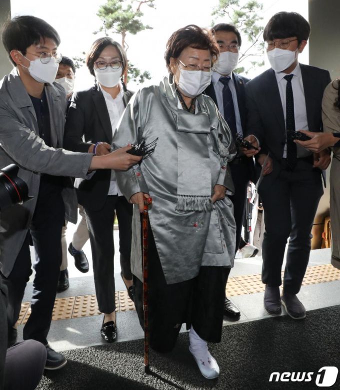 일본군 위안부 피해자 이용수 할머니가 독일의 '평화의 소녀상' 철거 명령 철회 촉구서를 전달하기 위해 14일 서울 중구 주한 독일대사관으로 향하고 있다. /사진=뉴스1