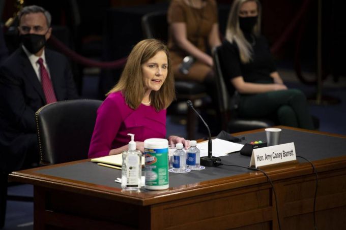 에이미 코니 배럿 미국 연방대법관 지명자가 12일(현지시간) 워싱턴 국회의사당에서 열린 인준 청문회에 참석해 발언하고 있다. 코니 배럿 지명자의 청문회 첫날은 상원 법사위원의 발언과 지명자의 인사말로 진행됐으며 청문회는 15일까지 이어진다. 2020.10.13./사진=[워싱턴=AP/뉴시스]