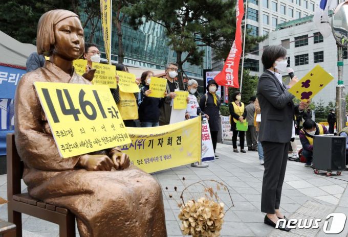 (서울=뉴스1) 박정호 기자 = 이나영 정의기억연대 이사장이 14일 낮 서울 종로구 중학동 옛 일본대사관 앞에서 열린 제1461차 일본군성노예제 문제해결을 위한 정기 수요시위 기자회견에서 경과보고를 하고 있다. 2020.10.14/뉴스1