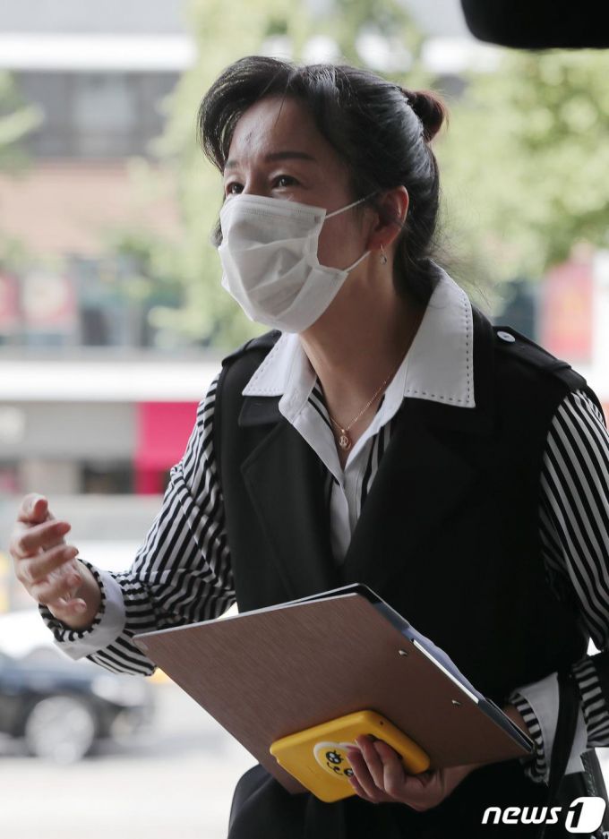 프로배구 선수로 활동하다 세상을 떠난 고(故) 고유민 씨의 어머니가 지난달 23일 오후 서울 종로경찰서에서 첫 고소인 조사를 받기 위해 출석하고 있다.  유족들은 고씨가 구단 측의 훈련 배제와 포지션 강요, 급여 미지급 등을 견디다 못해 극단적 선택을 하기에 이르렀다며 구단주인 박동욱 현대건설 대표이사를  고소했다./사진=뉴스1