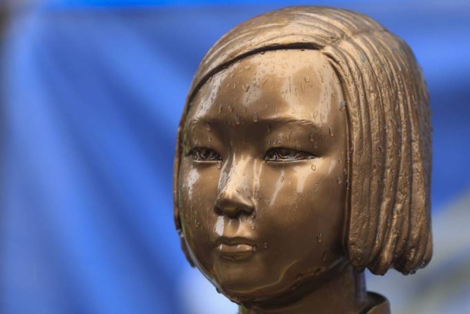 일본군성노예제 문제해결을 위한 1451차 수요시위 기자회견이 열린 5일 서울 종로구 옛 일본대사관 앞에 설치된 평화의 소녀상에 빗물이 맺혀 있다. 2020.08.05./사진=뉴시스