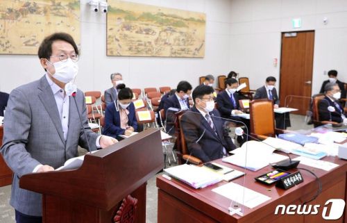 (서울=뉴스1) 신웅수 기자 = 조희연 서울시교육감이  15일 서울 여의도 국회에서 열린 교육위원회의 서울·인천·경기 교육청에 대한 국정감사에서 업무보고를 하고 있다. 2020.10.15/뉴스1