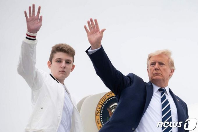도널드 트럼프 미국 대통령과 아들 배런이 16일 (현지시간) 뉴저지주 모리스타운 공항에서 전용기를 타면서 손을 흔들고 있다. 2020.08.16./사진=(모리스타운 AFP=뉴스1)