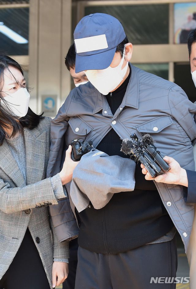 [수원=뉴시스] 김종택 기자 = 수원여객의 회삿돈 241억원을 빼돌린 혐의(특정경제범죄가중처벌법상 횡령)로 구속영장이 청구된 라임자산운용 환매중단 사태의 핵심 인물 김봉현 스타모빌리티 회장이 구속 전 피의자 심문(영장실질심사)을 받기위해 26일 오후 경기 수원남부경찰서 유치장에서 나오고 있다. 2020.04.26.  semail3778@naver.com