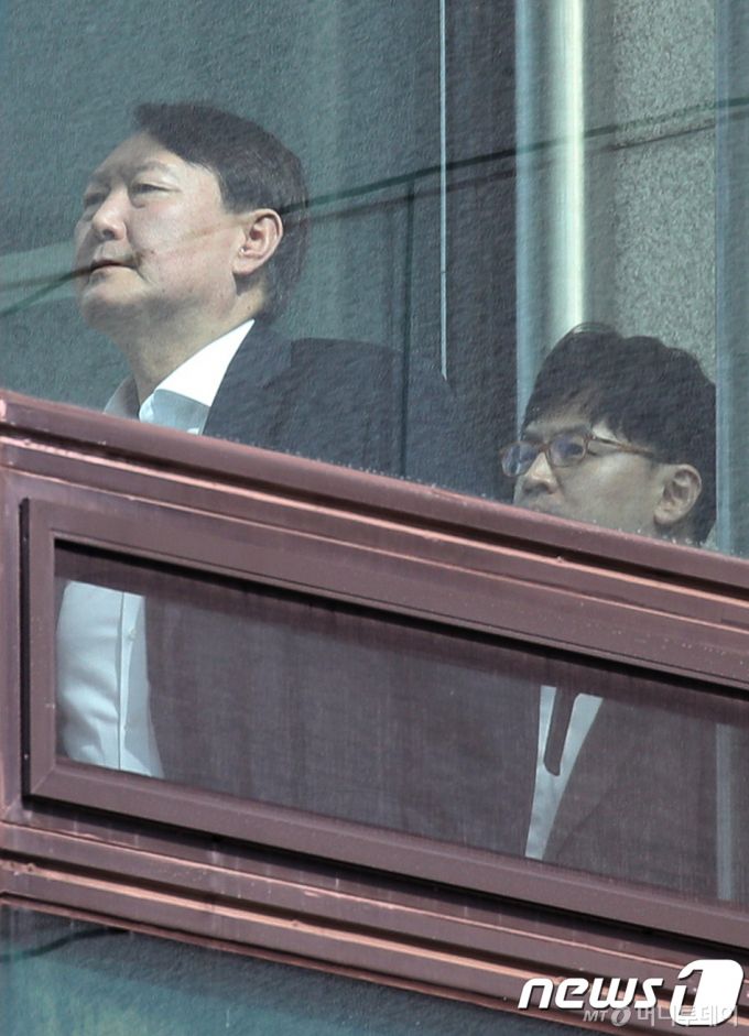 (서울=뉴스1) 신웅수 기자 = 윤석열 검찰총장과 한동훈 반부패·강력부장이 31일 서울 서초구 대검찰청 청사에서 점심식사를 하기 위해 구내식당으로 이동하고 있다. 2019.10.31/뉴스1