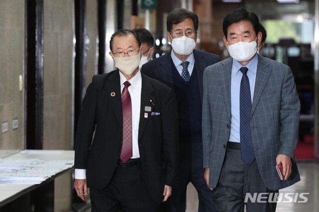 [서울=뉴시스] 김진아 기자 = 일한의원연맹의 가와무라 다케오 간사장이 18일 오후 국회에서 이낙연 더불어민주당 대표와 비공개 면담을 하기 위해 김진표 한일의원연맹 회장의 안내를 받아 당대표실로 향하고 있다. (공동취재사진) 2020.10.18.    photo@newsis.com