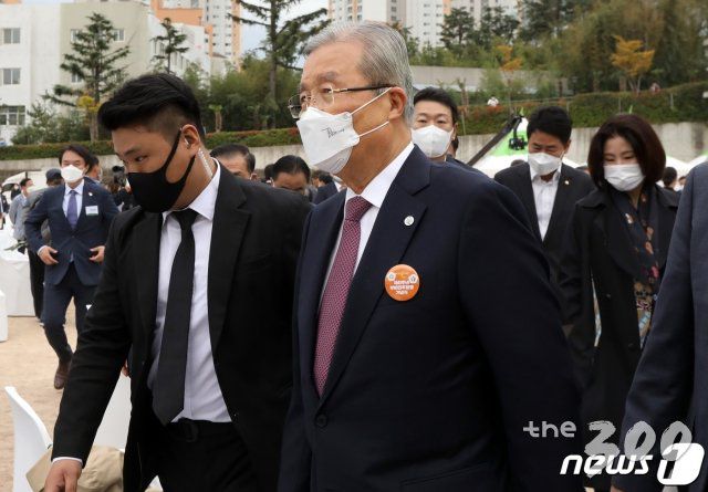 (부산=뉴스1) 여주연 기자 = 김종인 국민의힘 비상대책위원장이 16일 오전 부산 금정구 부산대학교 넉넉한터에서 열린 '부마민주항쟁 기념식' 참석 후 차량으로 이동하고 있다. 2020.10.16/뉴스1