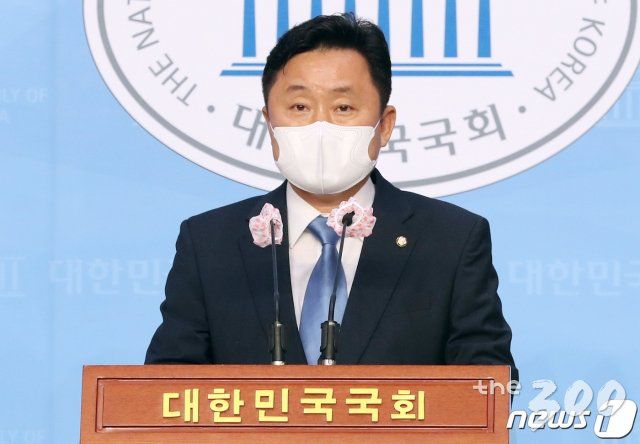 (서울=뉴스1) 박세연 기자 = 최인호 더불어민주당 수석대변인이 6일 오후 서울 여의도 국회 소통관에서 고위당정협의회 결과를 밝히고 있다.    당정청은 이날 총리공관에서 고위당정협의회 회의를 열고 2차 긴급재난지원금 지급 및 이를 위한 4차 추가경정예산안 편성 등을 논의, 집합금지명령을 받은 12개 업종 소상공인, 자영업자, 특수고용노동자 등 고용취약계층 등에 맞춤형 집중지원을 결정했다. 2020.9.6/뉴스1