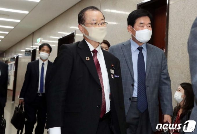 (서울=뉴스1) 신웅수 기자 = 가와무라 다케오 일한의원연맹 간사장이 18일 오후 서울 여의도 국회에서 이낙연 더불어민주당 대표와 비공개 면담을 하기 위해 김진표 의원의 안내를 받아 당대표실로 향하고 있다. 2020.10.18/뉴스1