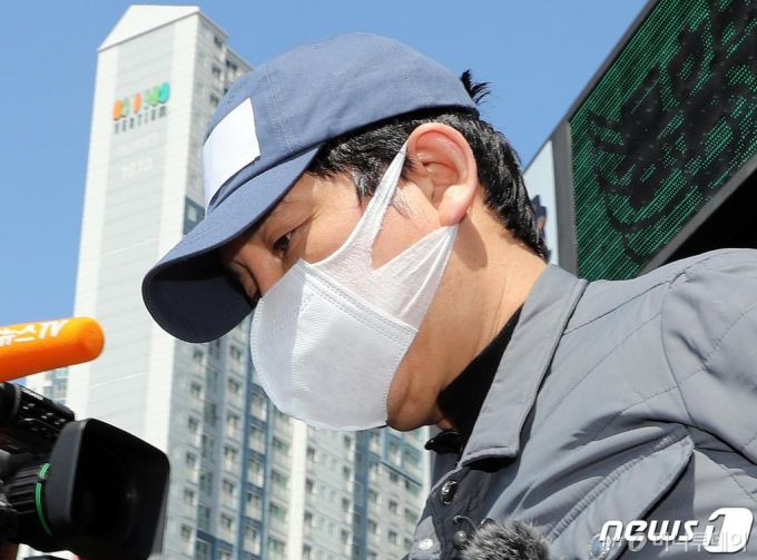 1조6000억원대 '라임 환매중단 사태'의 배후 전주(錢主)로 지목된 김봉현 전 스타모빌리티 회장이 지난 4월26일 오전 경기도 수원시 영통구 수원남부경찰서에서 영장실질심사(구속 전 피의자 심문)를 받기 위해 호송차로 향하고 있다./사진=뉴스1