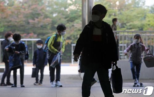 전국 유·초·중·고교 등교 확대 첫날인 19일 오전 경기도 수원시 매여울초등학교에서 학생들이 거리두고 등교하고 있다. /사진=뉴스1