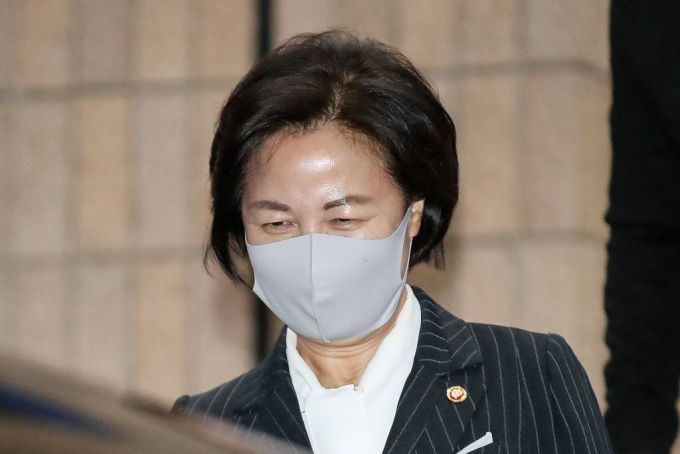 추미애 법무부 장관이 15일 오후 경기 과천 법무부 청사에서 업무를 마친 후 퇴근하고 있다. / 사진=뉴시스