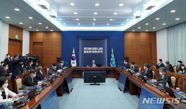 [서울=뉴시스]추상철 기자 =문재인 대통령이 19일 오후 청와대 여민관에서 열린 수석·보좌관 회의를 주재하고 있다. 2020.10.19.   scchoo@newsis.com