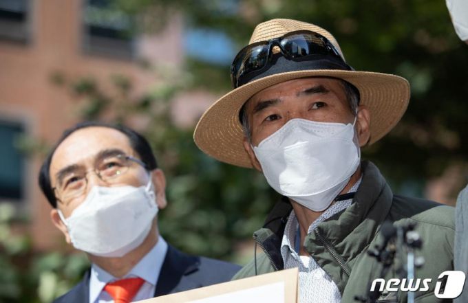 북한군에 피격돼 숨진 해양수산부 산하 서해어업지도관리단 소속 해양수산서기(8급) A씨(47)의 형 이래진씨(왼쪽)와  태영호 국민의힘 의원이 6일 오후 서울 종로 유엔북한인권 사무소에서 유엔사무소 대표권한대행과 면담에 앞서 취재진 질문에 답변하고 있다. 2020.10.6/사진 = 뉴스 1