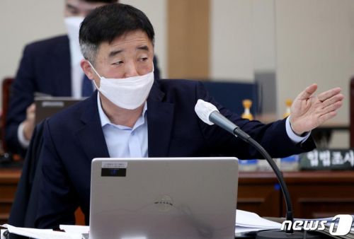 강득구 더불어민주당 의원이 19일 오전 대구 북구 경북대학교 대구캠퍼스 글로벌플라자에서 열린 국회 교육위원회의 대구·경북 및 강원 국립대에 대한 국정감사에서 질의를 하고 있다. /사진=뉴스1