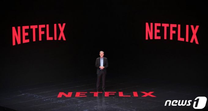 리드 헤이스팅스 넷플릭스 CEO가 25일 부산 벡스코 2전시장에서 열린 2019 한-아세안 특별 정상회의 '문화혁신포럼' 행사에 참석해 발표하고 있다. (2019 한-아세안 특별정상회의 제공)2019.11.25/뉴스1