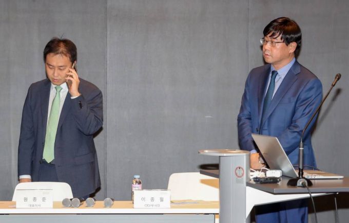 라임자산운용 원종준 대표(왼쪽)와 이종필 부사장이 2019년 10월14일 오후 서울 여의도 IFC에서 최근 6200억원 규모의 사모펀드 환매 중단 사태 관련해 브리핑을 준비하고 있다./사진=이기범 기자