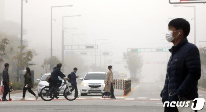 (세종=뉴스1) 장수영 기자 = 짙은 안개와 함께 미세먼지가 늘어나 통합대기지수가 '나쁨'을 보인 20일 세종시 어진동 정부세종청사 일원에서 시민들이 출근을 하고 있다.   이날 서울에서는 초미세먼지가 110일 만에 '나쁨'을 기록하는 등 수도권과 충청권, 서해안지역 중심으로 미세먼지가 종일 기승을 부릴 것으로 예상되고 있다. 2020.10.20/뉴스1