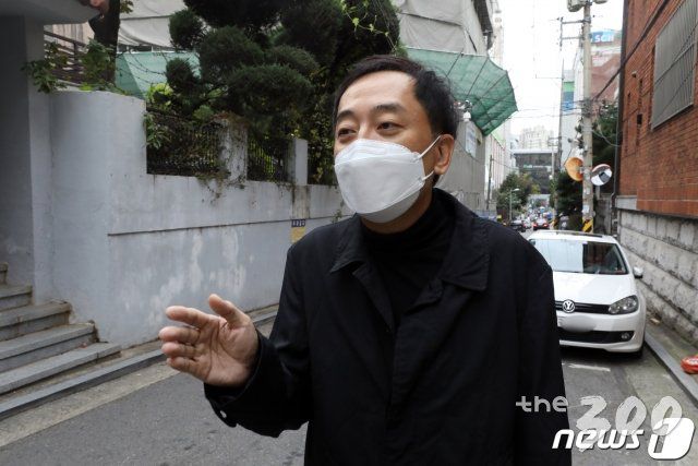 (서울=뉴스1) 황기선 기자 = 더불어민주당 탈당선언을 한 금태섭 전 의원이 21일 오후 서울 용산구 사무실로 발걸음을 옮기며 취재진과 대화하고 있다. 고위공직자범죄수사처 설치법안에 기권표를 행사했다는 이유로 당의 징계 처분을 받았던 금 전의원은 이날 오전 SNS를 통해 탈당 선언을 했다. 2020.10.21/뉴스1