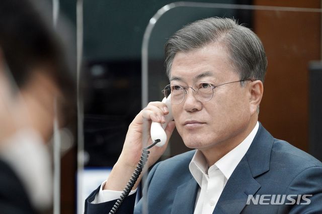 [서울=뉴시스]문재인 대통령이 21일 오후 청와대 여민관 소회의실에서 나렌드라 모디 인도 총리와 통화하고 있다.(사진=청와대 제공)2020.10.21.   photo@newsis.com