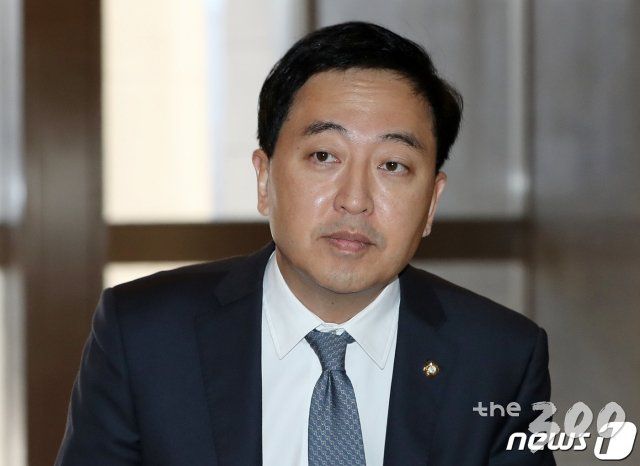 (서울=뉴스1) 박세연 기자 = 금태섭 더불어민주당 의원이 18일 오전 서울 여의도 국회에서 열린 의원총회에 참석하고 있다. 금 의원은 의총에 참석하며 '조국백서' 필자인 김남국 변호사가 자신의 지역구인 서울 강서구갑에 출마하는 것과 관련해 '이번 총선을 조국 수호 선거로 치를 수는 없다'고 밝혔다. 2020.2.18/뉴스1