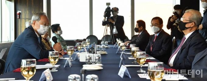 국민의힘 상임고문단 박관용 전 국회의장(왼쪽)이 20일 오전 서울 영등포구 여의도 CCMM빌딩의 한 식당에서 열린 회의에 참석해 김종인 비대위원장(오른쪽)과 인사를 나누고 있다./사진제공=뉴시스