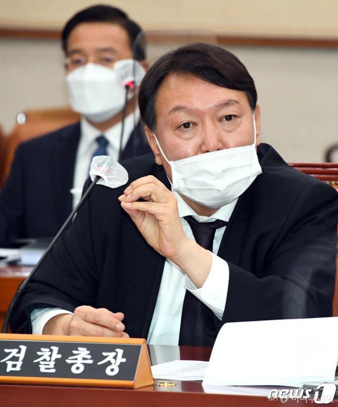 윤석열 검찰총장이 22일 서울 여의도 국회에서 열린 법제사법위원회의 대검찰청에 대한 국정감사에 출석해 의원 질의에 답변하고 있다./사진=뉴스1