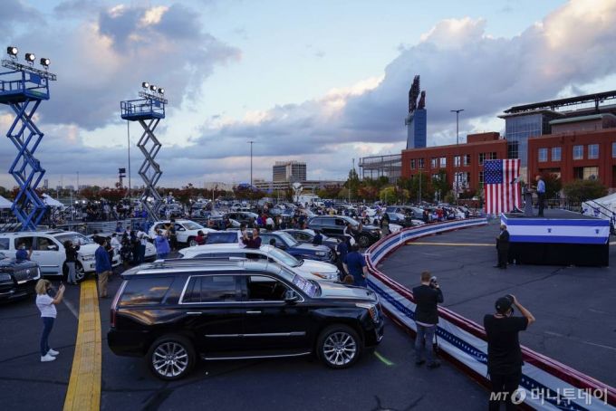 [필라델피아=AP/뉴시스]버락 오바마(오른쪽) 전 미국 대통령이 21일(현지시간) 미 펜실베이니아주 필라델피아의 시티뱅크 공원에서 조 바이든 민주당 대선 후보 지원 유세를 하고 있다. 오바마 전 대통령은 드라이브인 유세를 통해 바이든 후보 지지를 위한 공개 유세에 나섰다. 2020.10.22.