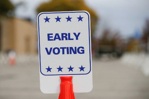 지난 20일(현지시간) 위스콘신주 커노샤에 사전투표장을 알리는 표지판이 세워져 있다./사진=AFP