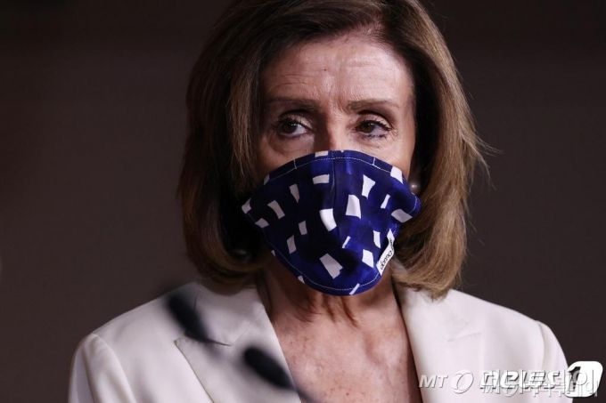 (워싱턴 AFP=뉴스1) 우동명 기자 = 낸시 펠로시 미국 하원의장이 30일 (현지사간) 워싱턴 의사당에서 기자회견을 하면서 코로나19를 방지하기 위해 마스크를 쓰고 있다.  ⓒ AFP=뉴스1