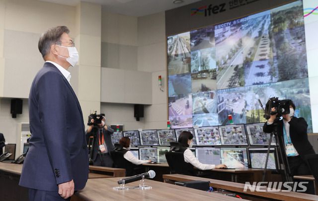 [인천=뉴시스박영태 기자 = 문재인 대통령이 22일 오후 우리나라 최초의 스마트시티인 인천시 연수구 G타워 스마트시티 통합운영센터를 방문해 이원재 인천경제자유구역청장으로 부터 운영현황을 보고 받고 있다. 2020.10.22.   since1999@newsis.com