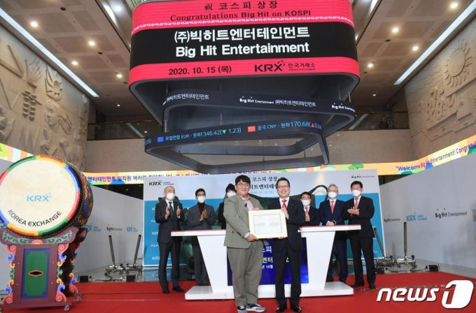(서울=뉴스1) 사진공동취재단 = 방시혁 빅히트 엔터테인먼트 의장과 정지원 한국거래소 이사장이 15일 서울 여의도 한국거래소 1층 로비에서 열린 빅히트엔터테인먼트 상장 기념식에서 기념촬영을 하고 있다.   빅히트엔터테인먼트의 시초가는 공모가의 200%인 27만원으로 결정됐고 개장 직후 상한가인 35만1000원로 직행했다. 그러나 개장 이후 상한가가 무너져 9시18분 기준으로 7만2000원(26.67%) 오른 34만2000원에 거래 중이다. 2020.10.15/뉴스1