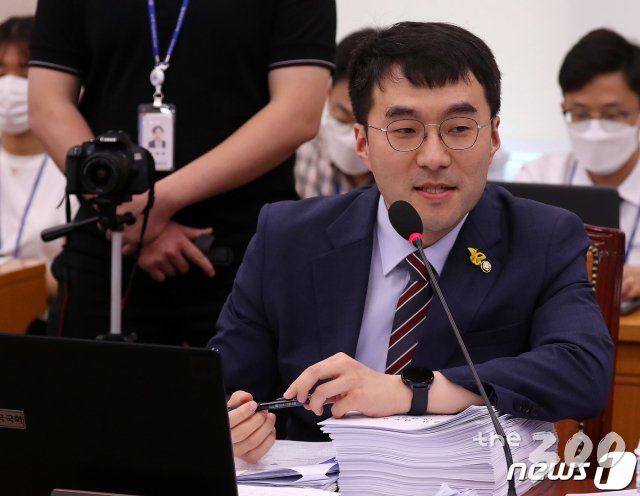 (서울=뉴스1) 박세연 기자 = 김남국 더불어민주당 의원이 27일 오후 서울 여의도 국회에서 열린 법제사법위원회 전체회의에서 의사진행발언을 하고 있다. 2020.7.27/뉴스1