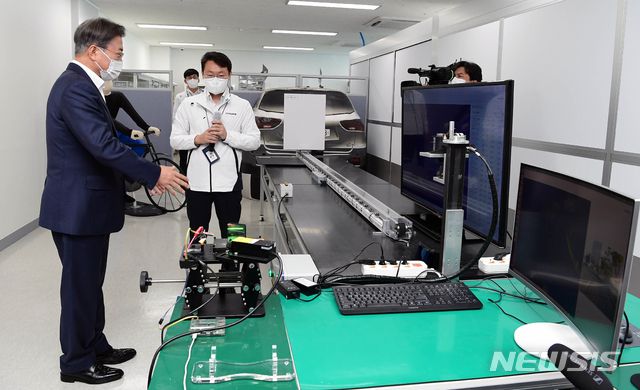 [인천=뉴시스]박영태 기자 = 문재인 대통령이 22일 인천 연수구 디지털 SOC 기업 카네비컴을 방문해 4단계 자율주행 장치 라이다 센서 설명을 듣고 있다. 2020.10.22.   since1999@newsis.com
